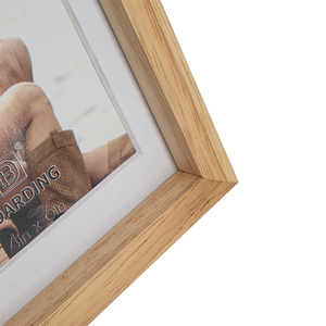 Cadre photo en bois artisanal écologique avec finition résistante aux UV, design rectangulaire pour présentation sur table - Product Image 6