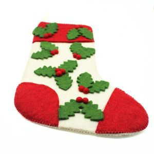 Calcetín Navideño de Fieltro de Lana Hecho a Mano con Hojas de Acebo Rojas y Verdes, Diseño Tradicional Ecológico - Product Image 4