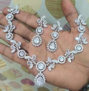 Conjunto de collar de latón con acabado antiguo de calidad de exportación, con diseño floral intrincado, para ocasiones festivas, disponible para la venta. - Product Image 4