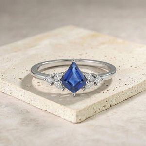 Anillo de compromiso de plata de ley 925 con zafiro azul talla cometa, zafiro natural, minimalista, piedra de nacimiento de septiembre - Product Image 4