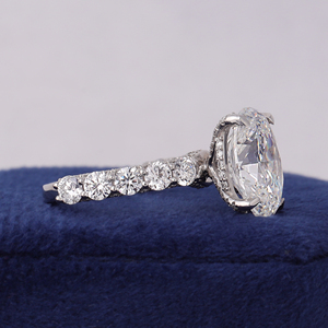 Anillo con 6 Diamantes Ovalados Cultivados en Laboratorio, Halo Oculto, Banda Pavé con Puntas en U, Certificado IGI - Product Image 2