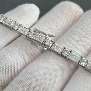 Bracelet tennis personnalisé en argent sterling 925 avec moissanite certifiée taille émeraude et forme ronde, style diamant - Product Image 2