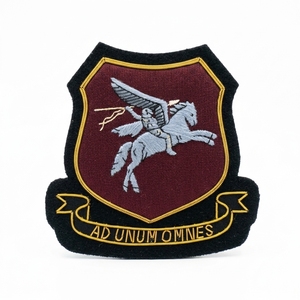 Écusson brodé main personnalisé pour blazer, motif Cheval ailé et Étrier, en fil doré sur fond marron - Product Image 1