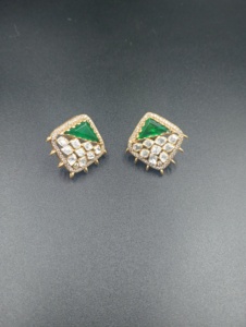 Boucles d'oreilles clous géométriques plaquées or 18 carats de luxe avec émeraude et diamant sertis à griffes, bijoux pour femme à porter au quotidien - Product Image 6