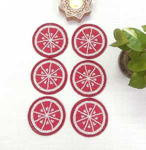 Ensemble de sous-verres en tissu faits à la main, 6 pièces, motif rouge et blanc aux notes d'agrumes, lavables, pour bar et café - Product Image 4