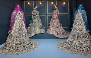 Royal Taaj Velvet Lehenga avec un travail de pierre élégant et un motif élégant, parfait pour les occasions spéciales - Product Image 3