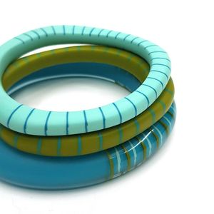 Brazalete de Resina Hecho a Mano, Ecológico, Estilo Indio, con Patrón Naranja y Verde, Forma Redonda, Joyería Coleccionable - Product Image 3