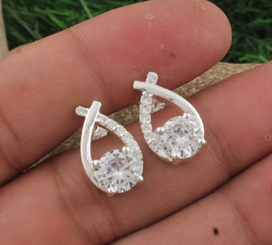 Boucles d'oreilles pendantes délicates en argent plaqué avec pierres CZ, serties à griffes, style minimaliste de luxe, pour femme, bijoux de fête, vente en gros - Product Image 5