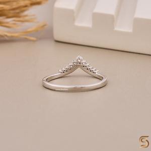 Anillo Chevron Curvo de Plata 925 con Moissanita |   Anillo de Diamantes en Forma de V | Anillo de Moissanita con Contorno |   Anillo de Boda Apilable - Product Image 3