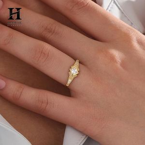 Bague de fiançailles vintage Art Déco avec diamant taille princesse, monture géométrique en forme de cerf-volant et zircon cubique, sertie de milgrain - Product Image 4