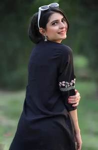 Tunique élégante noire en rayonne et viscose brodée pour femme – Tenue décontractée et chic - Product Image 2