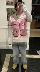 Camiseta de fútbol americano de malla corta y holgada, rosa, con gráfico de número, cuello en V, manga a rayas, estilo urbano, sublimación personalizada, OEM - Product Image 2