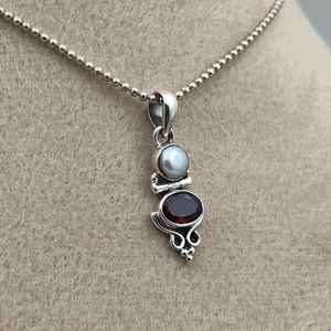 Colgante de Plata de Ley con Granate y Perla, Piedra de Nacimiento de Enero, Elegante Joya de Gema Roja y Blanca, Regalo - Product Image 2