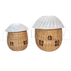 Panier en rotin naturel tressé unique en forme de maison champignon, conteneur de rangement décoratif pour jouets avec design de chalet pour la décoration de la maison et des chambres d'enfants - Product Image 1