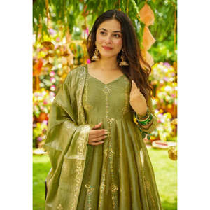 Robe brodée de créateur haut-bas et Dupatta avec travail séquentiel - Product Image 6