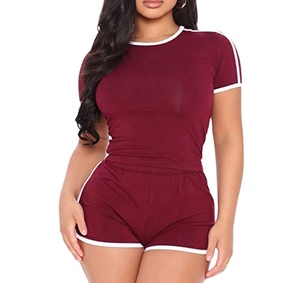 Conjunto de 2 piezas de pantalones cortos de verano para mujer, color granate, cuello redondo, manga corta, estilo deportivo casual, traje de entrenamiento, color sólido con rayas laterales, tejido de punto. - Product Image 1