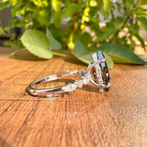 Anillo de compromiso de diamante negro talla marquesa cultivado en laboratorio con halo oculto y banda de diamantes inspirada en hojas en oro blanco - Product Image 4