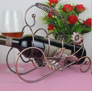 Porte-vin en fil de bronze courbé en forme de croissant, orné de feuilles et de fleurs métalliques décoratives, disponible à prix de gros. - Product Image 5