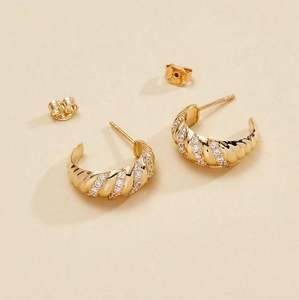 Boucles d'oreilles créoles Huggie en or massif 14 carats avec diamants ronds de laboratoire, cadeau d'anniversaire raffiné pour partenaires, bijoux de charme - Product Image 1