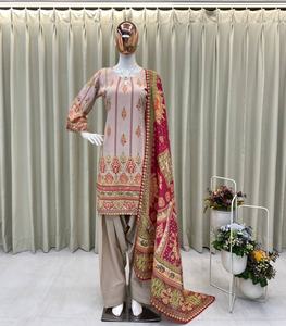 Ropa de Diseñador Exclusiva, Moderna, Salwar Kameez con Estampado en Crepé Francés, Top y Salwar con Dupatta para Fiesta - Product Image 1