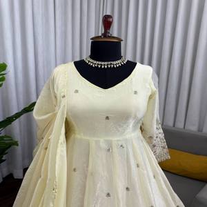 Conjunto Anarkali de Seda Elegante VASTRA COTTAGE con Pantalón de Algodón con Bordado de Lentejuelas y Dupatta Bordada, Ropa Festiva para Bodas para Mujer - Product Image 2