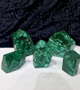Offre Spéciale : Malachite Naturelle Polie à la Main, Forme Libre, Idéale pour la Décoration Intérieure, le Bureau et les Présentoirs de Cristaux – Disponible à la Vente - Product Image 1