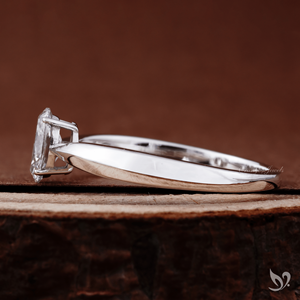 Anillo de compromiso elegante con diamante ovalado de 0.5 quilates cultivado en laboratorio, engaste de tallo pellizcado en oro blanco de 10K - Product Image 3