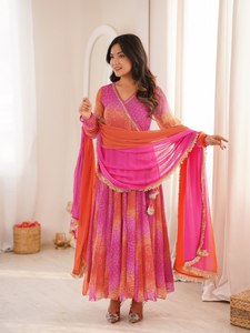 ชุดเดรส Anarkali ลายพิมพ์ Fox Georgette สำหรับผู้หญิง พร้อมซับในผ้าไมโครคอตตอนอย่างดี กางเกงไมโครเข้าชุด และผ้าคลุมไหล่ Fox Georgette แบบหนา - Product Image 2