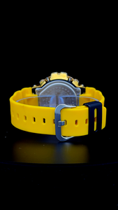 Reloj DW6900 Personalizado Completamente Cubierto de Diamantes, Bisel y Caja con Incrustaciones de Diamantes Moissanite VVS, Reloj de Lujo con Correa de Silicona Amarilla - Product Image 3