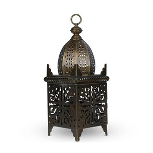Lanterne en métal marocaine à motifs floraux découpés avec finition noire antique, porte-bougie décoratif pour la décoration de table à la maison pendant le Ramadan - Product Image 4