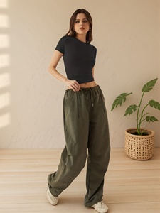 T-shirt court noir pour femme, à manches courtes, col rond, coupe ajustée, tricoté, couleur unie, décontracté, pour le printemps et l'été - Product Image 4