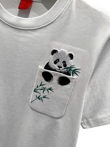 เสื้อยืดปักลายแพนด้าสำหรับผู้ชาย เสื้อยืดผ้าฝ้ายสีดำน่ารักพร้อมกระเป๋าลายแพนด้าและลายไม้ไผ่ เสื้อสตรีทแวร์ลำลองสำหรับฤดูร้อน - Product Image 5