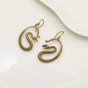 Pendientes Colgantes de Serpiente de Latón Chapado en Oro Antiguo, Joyería Vintage con Forma de Animal, Pieza de Moda Unisex de Tendencia - Product Image 3