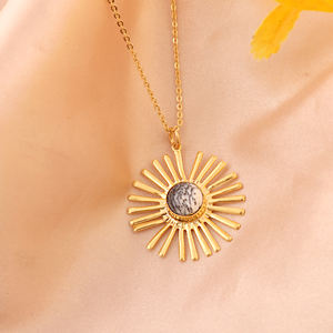 Collar con colgante de ópalo dendrítico natural con forma redonda, estilo bohemio, con rayos de sol, chapado en oro de 18k, colgante celestial. - Product Image 3