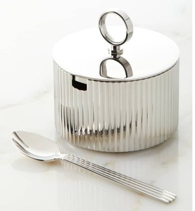 Plato de mantequilla elegante de acero inoxidable con cubierta de cúpula y fondo antideslizante diseñado para cocinas profesionales y uso doméstico - Product Image 4