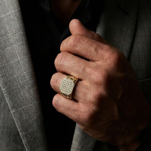 Bague Chevalière Diamantée pour Homme en Or Jaune Massif 18 carats, Naturelle et Authentique, Massif et Épaisse, avec Tête Carrée et Bande Cannelée Pavée, Bijoux de Luxe - Product Image 3