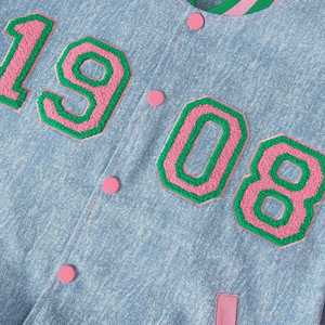 แจ็คเก็ตยีนส์ทรงบอมเบอร์ AKA 1908 สีชมพูเขียว ปักลายเชนีลตัวอักษรกรีก สไตล์วาร์ซิตี้สำหรับผู้หญิง คุณภาพพรีเมียม - Product Image 3