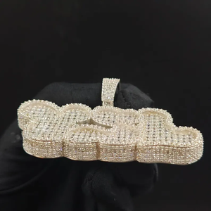 Colgante de Lujo Personalizado con Letra, Incrustado con Moissanita VVS de Corte Baguette en Plata de Ley, para Uso Unisex en Fiestas - Product Image 3
