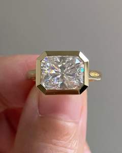 แหวนเพชรทรงรัศมีตะวันออก-ตะวันตกแบบโซลิแทร์ ความต้องการสูง แหวนหมั้นเพชรเลี้ยงในห้องปฏิบัติการ ทองคำแท้ 14k E/VVS - Product Image 1