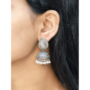 Pendientes Jhumki Tradicionales de Plata Oxidada con Piedra en la Parte Superior y Gotas de Perlas |   Joyería de Moda Étnica - Product Image 3