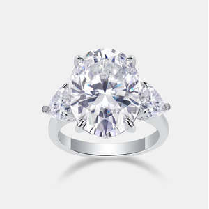 Anillo de Compromiso de Plata de Ley 925 de Primera Calidad con Tres Piedras, Elegante Anillo de Novia con Moissanita de Corte Ovalado y Esmeralda en Oro Amarillo para Bodas - Product Image 5