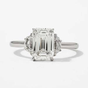 Bague de fiançailles de créateur en or blanc 4K avec trois diamants de 3,00 carats taille émeraude VVS+ cultivés en laboratoire, sertis à griffes, certifiée IGI - Product Image 1