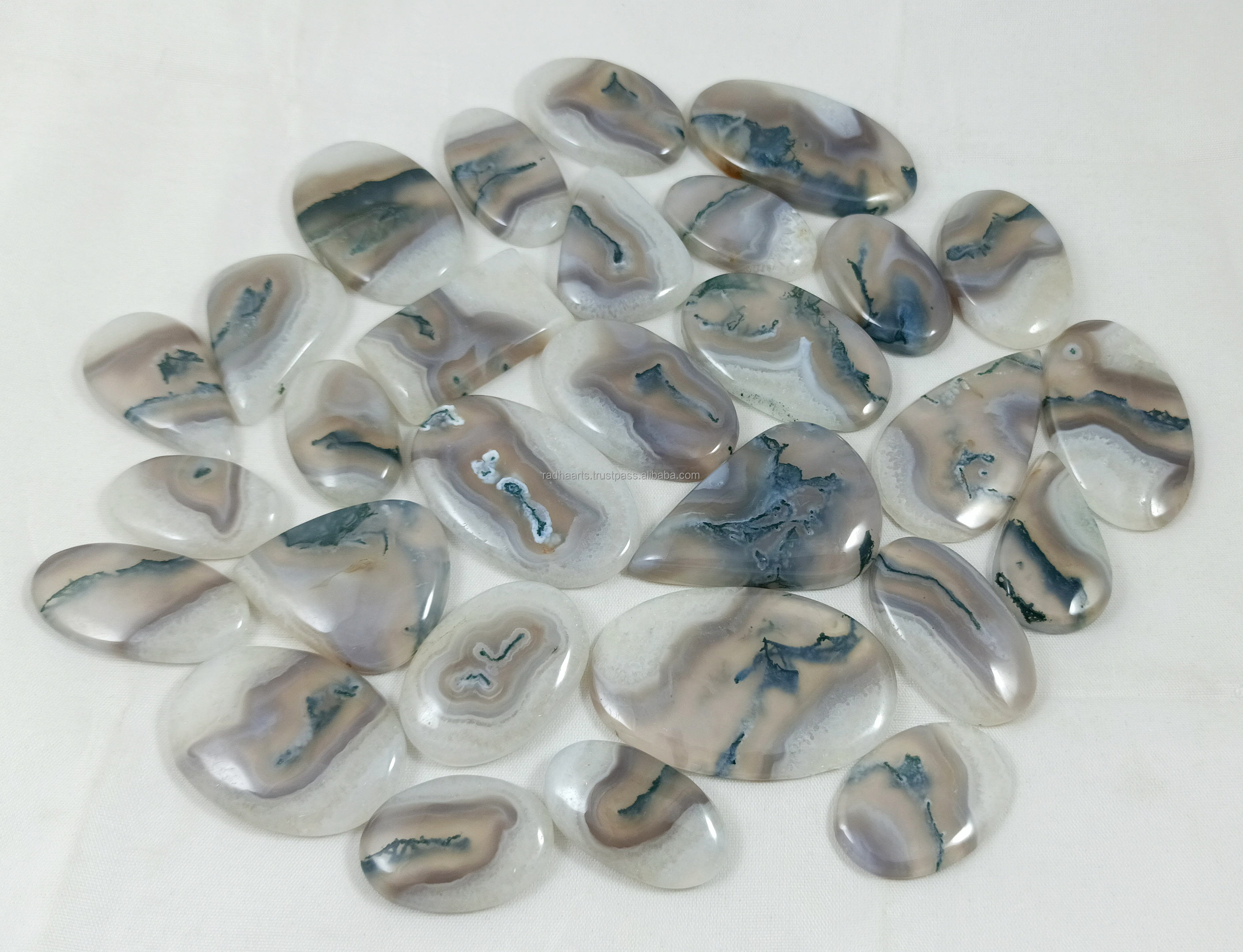 สีขาวและสีเขียว