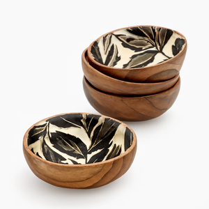 Petit ensemble de bols en bois avec intérieur émaillé à motif de feuilles noires, conçu pour une utilisation quotidienne à la table - Product Image 1