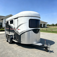 Remorque pour chevaux 3HAL-S à chargement par l'angle, éclairage extérieur, porte rampe, boîte à équipement pivotante, aération de toit, fenêtre de caravane