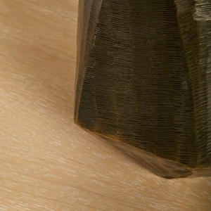 Lámpara de Mesa de Metal con Prisma Facetado y Base Geométrica de Hierro, Pantalla de Tela Premium, Iluminación Ambiental Cálida para Interiores Elegantes - Product Image 6