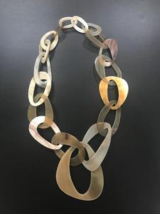 Collier moderne en corne naturelle, écologique, fait main, bijoux bohèmes élégants, pendentif tribal unique, chaîne à maillons faite à la main - Product Image 5