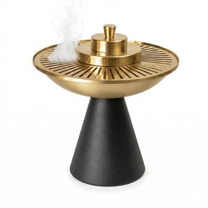 Quemador de incienso de lujo en negro mate y dorado con un diseño único con ranuras, agrega un toque de opulencia a la decoración de tu hogar. - Product Image 3