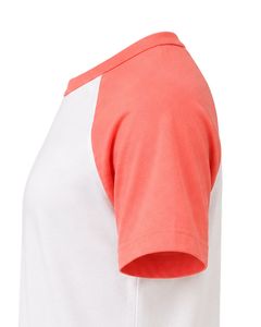 Camiseta raglán personalizada en blanco y rosa coral para mujer, cuello redondo, manga corta, mezcla de algodón suave, top de moda para verano. - Product Image 3