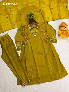 ชุดคุณภาพดีที่สุด PV-Chanderi พร้อมลายดอกไม้หลายเส้นและแขนเสื้อทรงระฆัง Anarkali Kurti พร้อมกางเกงและผ้าคลุมไหล่เข้าชุด ผู้ส่งออกจากอินเดีย - Product Image 4